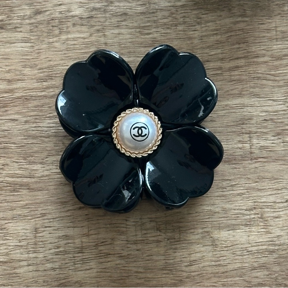 Fashion inspired hairclip pearl new